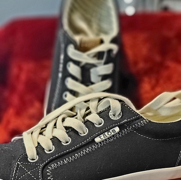 Täōs Brand ladies shoe - Picture 4 of 11